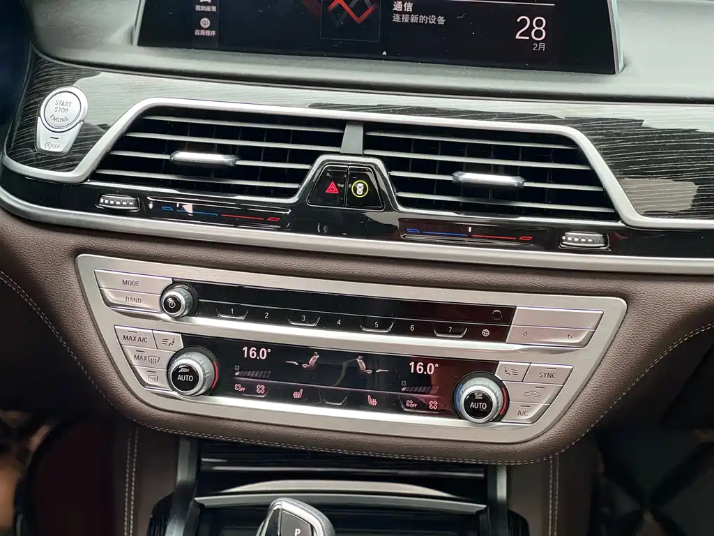 BMW 7 Series — миниатюра 11