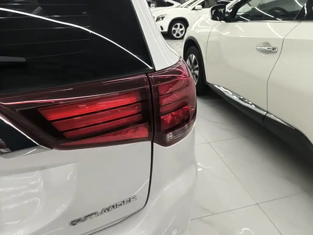 Mitsubishi Outlander — миниатюра 8
