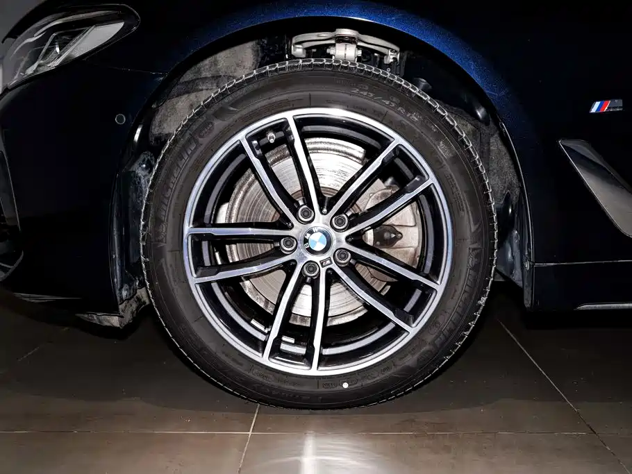 BMW 5 Series — миниатюра 12