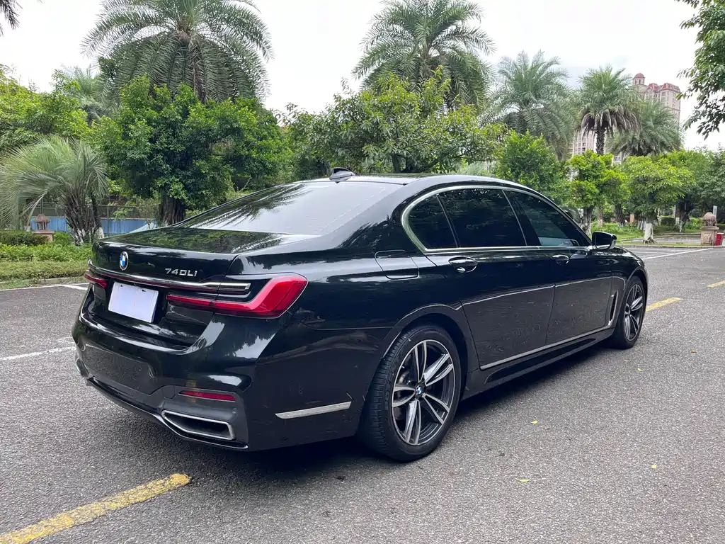 BMW 7 Series — миниатюра 4