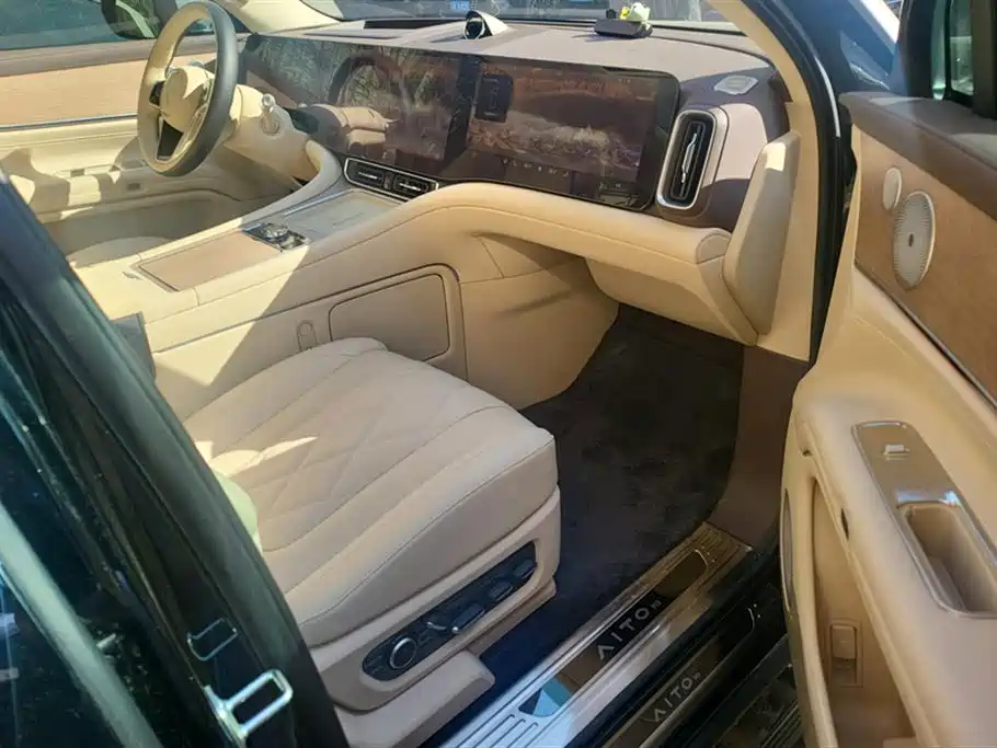 AITO ASK THE WORLD M9