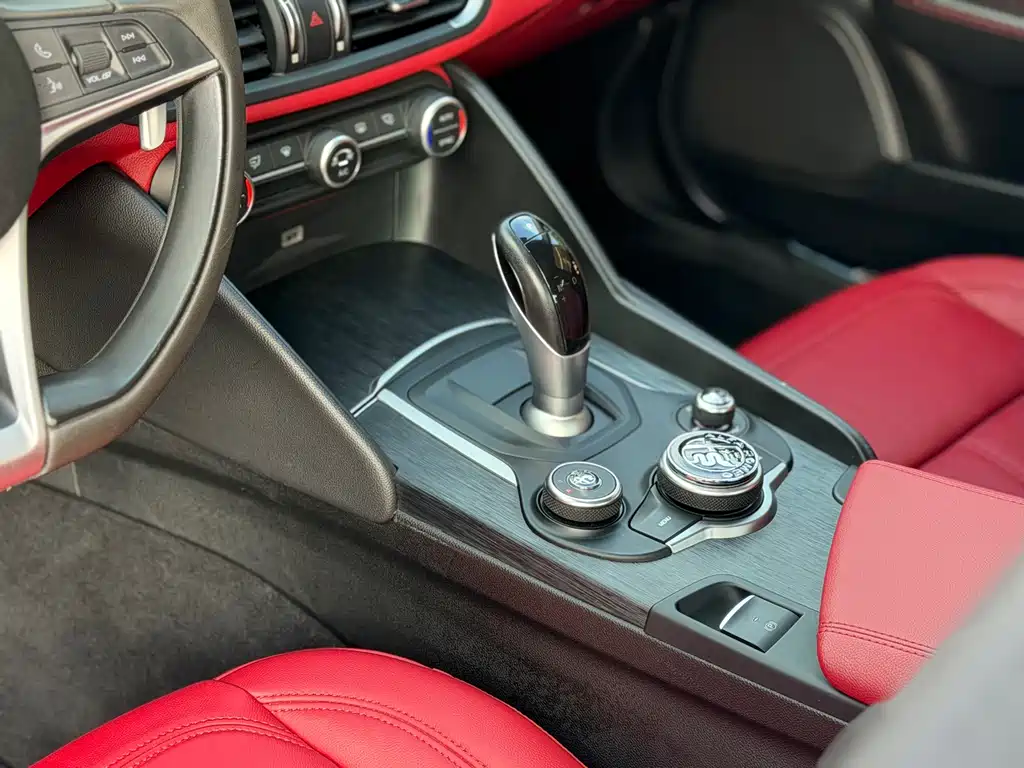 Alfa Romeo Giulia 2019 2.0T 280HP Black Package