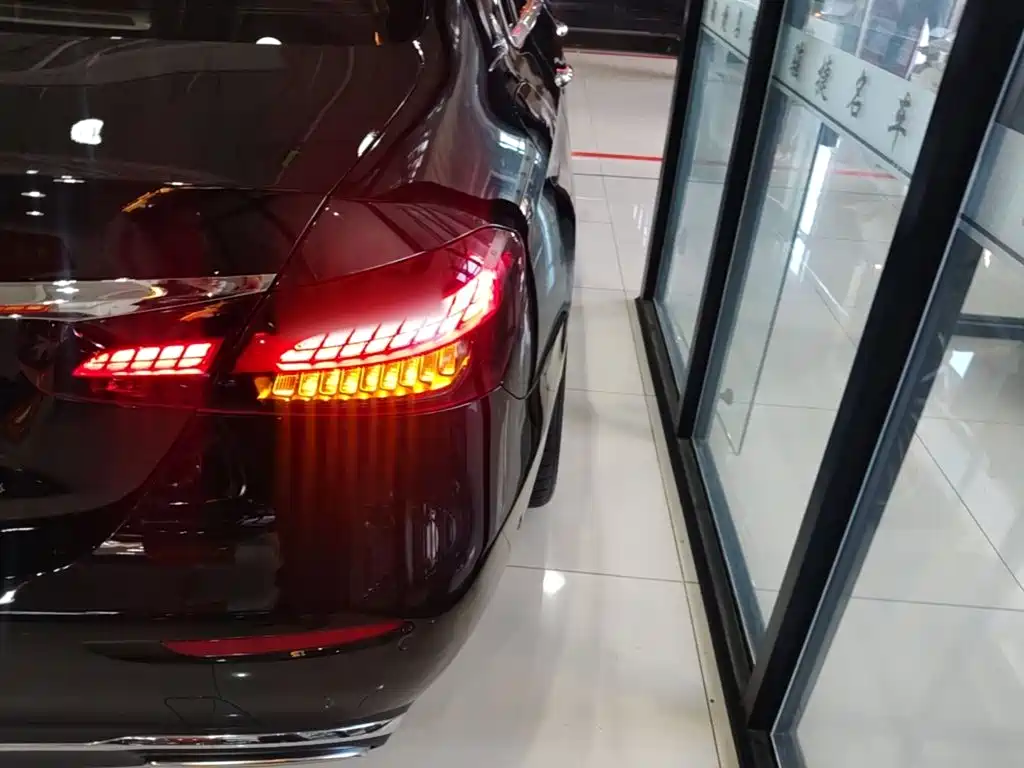 Mercedes-Benz E-Class — миниатюра 8
