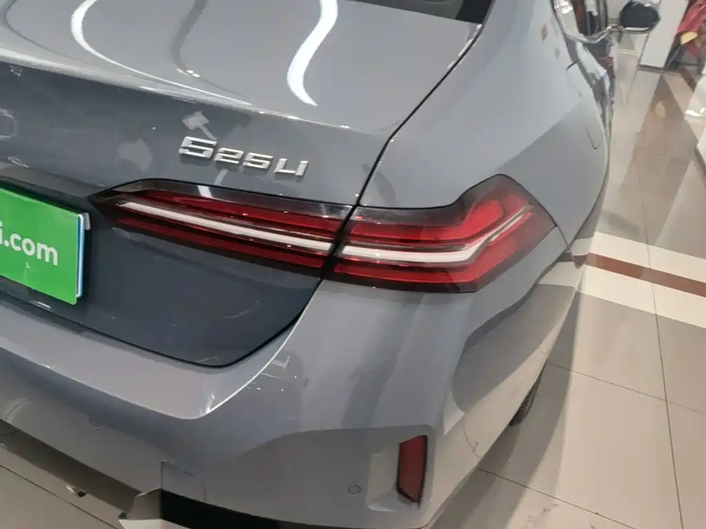 BMW 5 Series — миниатюра 8