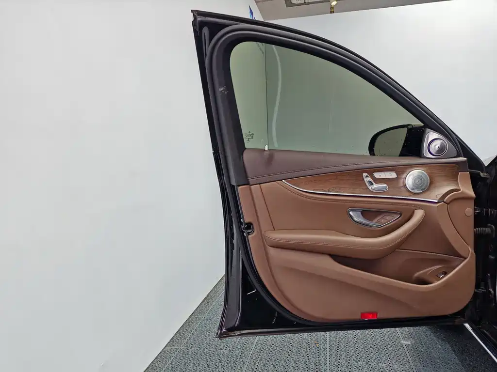 Mercedes-Benz E-Class — миниатюра 13