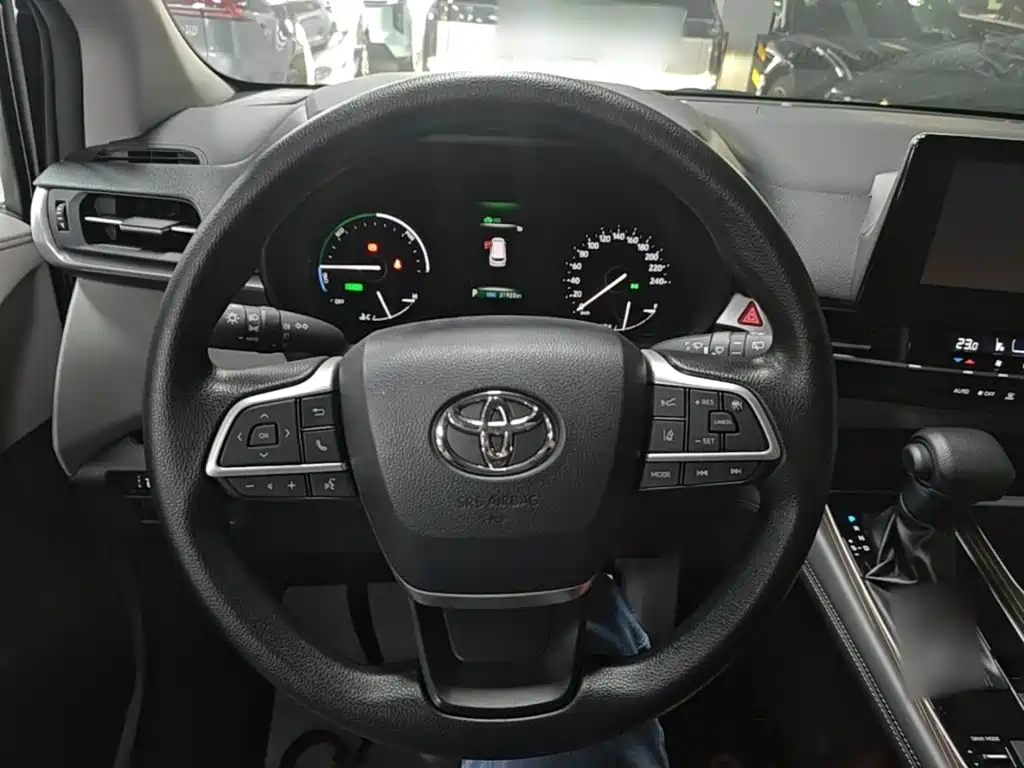 Toyota Granvia — миниатюра 11