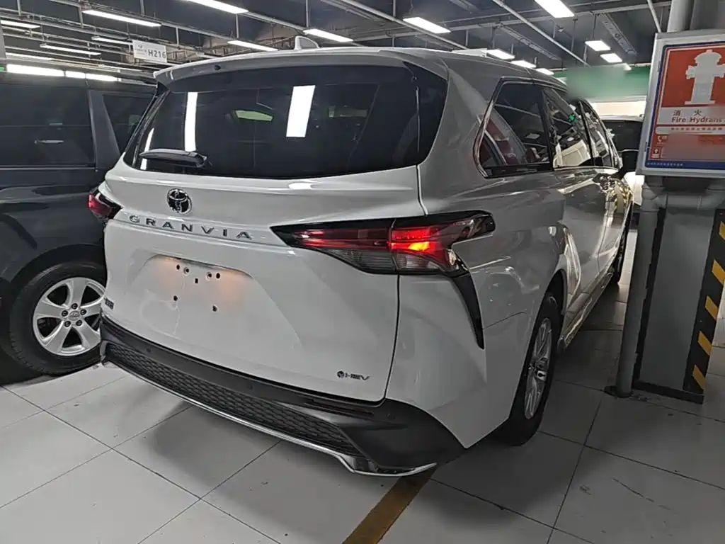 Toyota Granvia — миниатюра 7