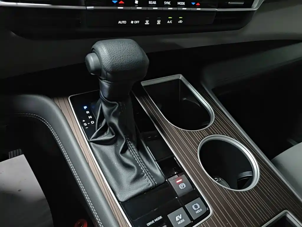Toyota Granvia — миниатюра 14