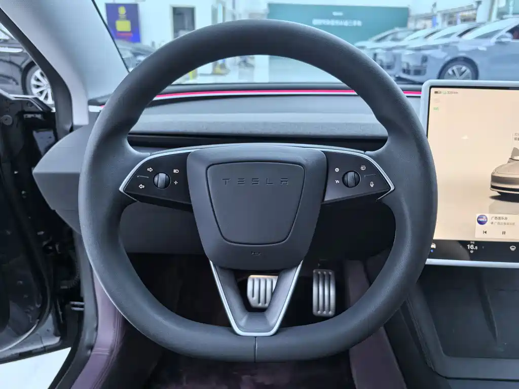 Tesla Model 3 — миниатюра 8