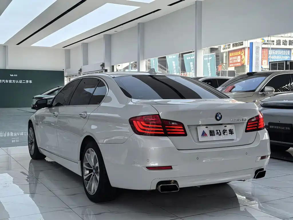 BMW 5 Series — миниатюра 13