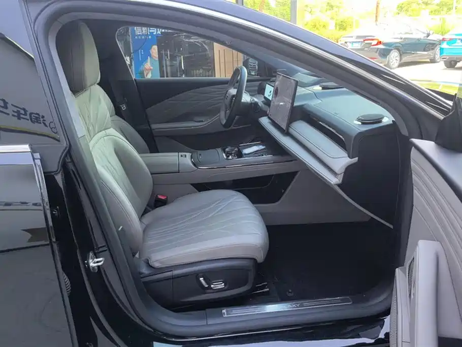 Geely Galaxy Galaxy 8 8 2025 130km EM-P