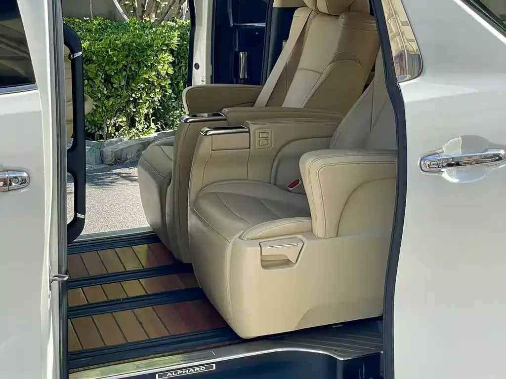 Toyota Alphard — миниатюра 8