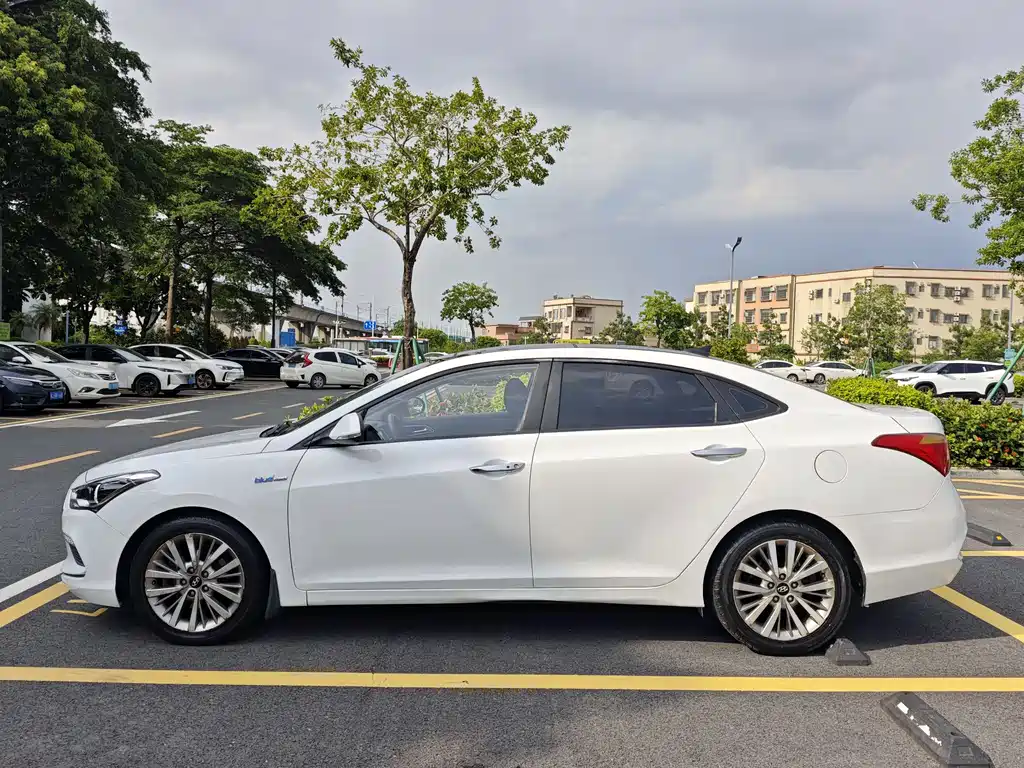 Hyundai Mistra 2017 1.6T AT GLS V