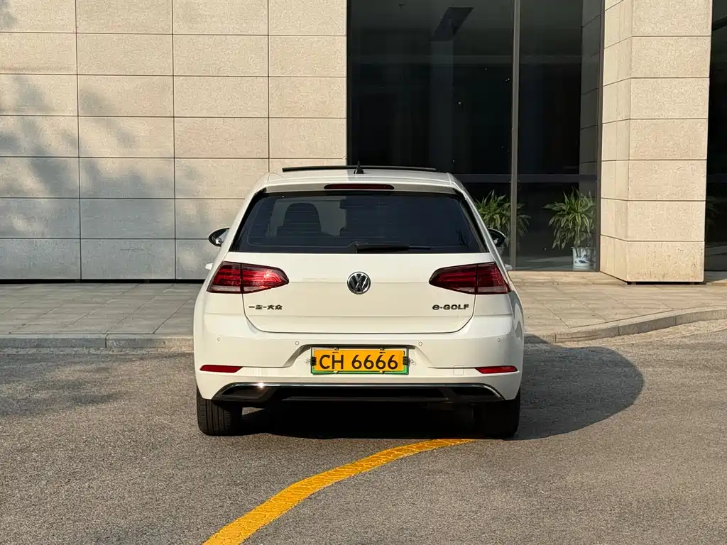 Volkswagen Golf EV — миниатюра 19