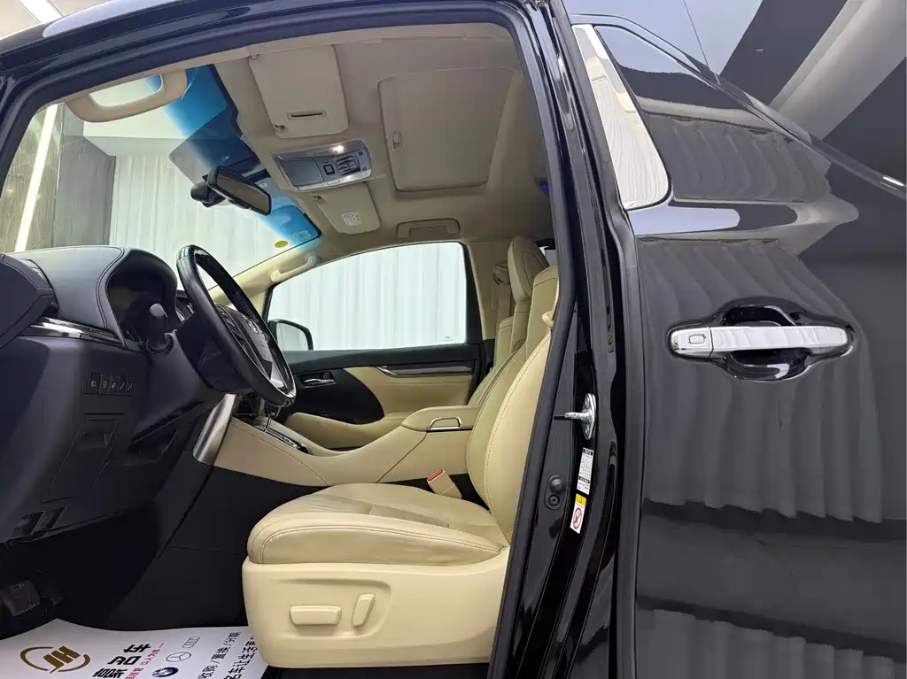Toyota Alphard — миниатюра 4