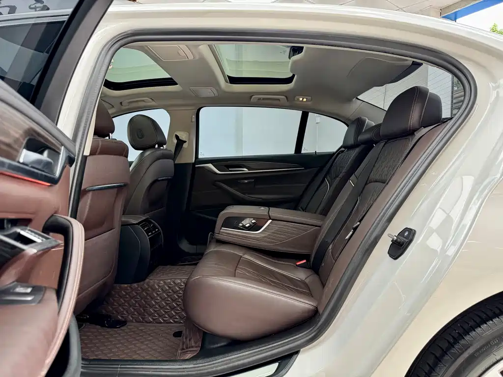 BMW 5 Series — миниатюра 9