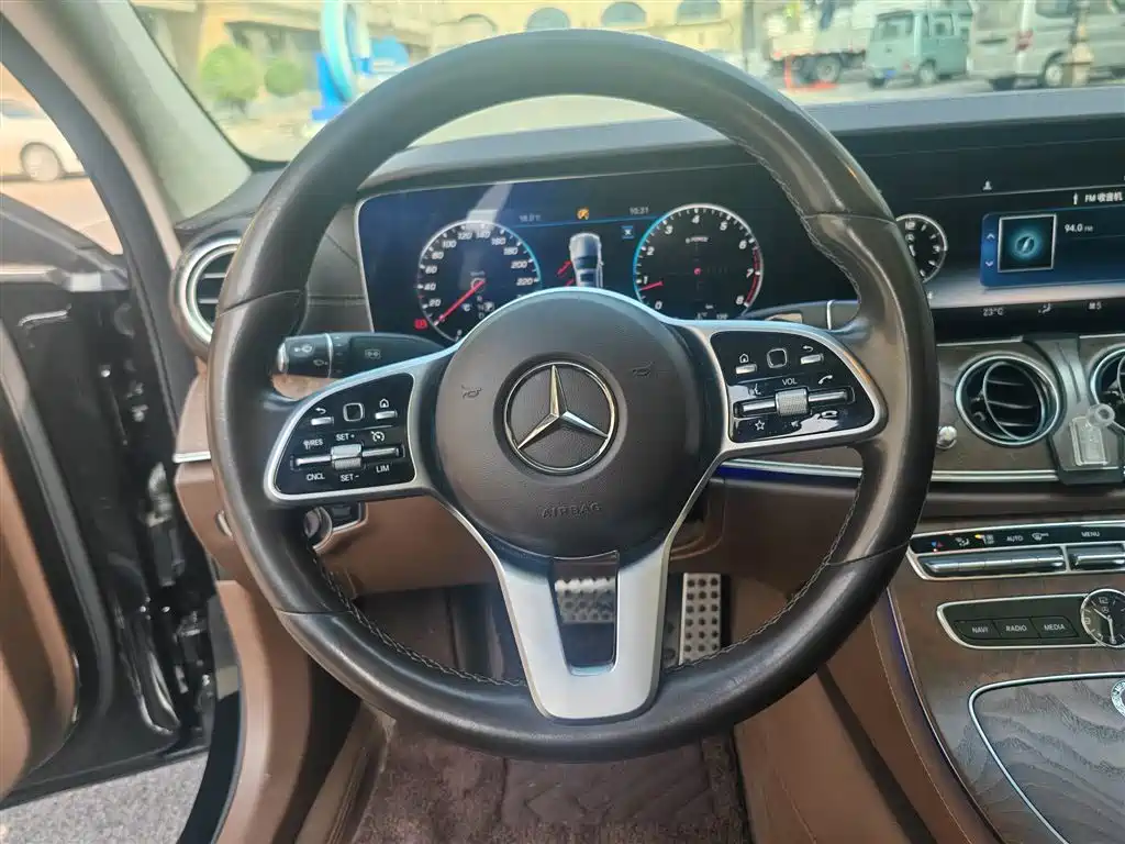 Mercedes-Benz E-Class — миниатюра 14