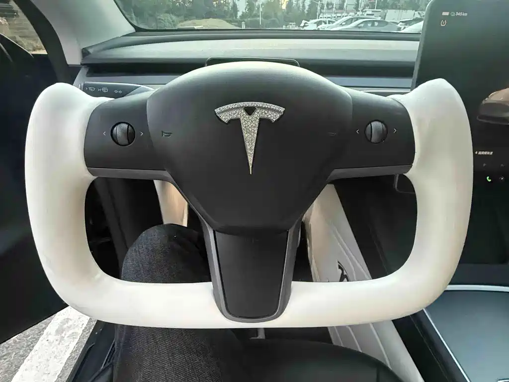 Tesla Model Y — миниатюра 8