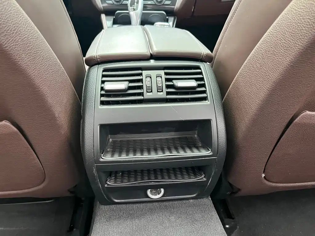BMW 5 Series — миниатюра 13