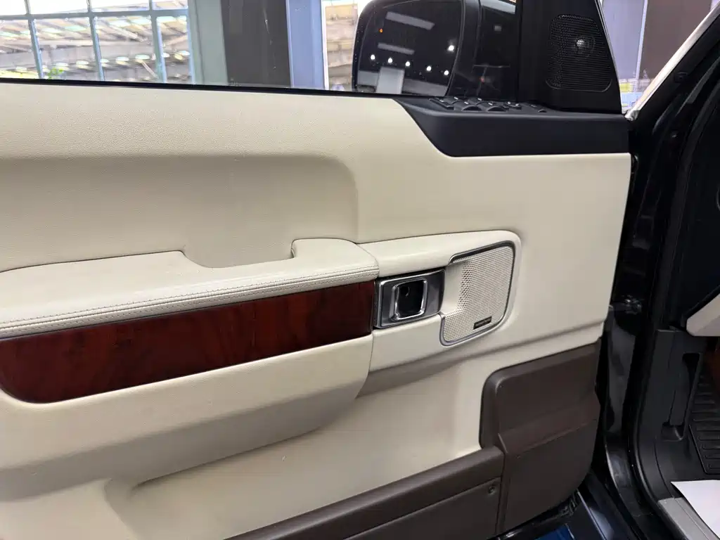 Land Rover Range Rover — миниатюра 13