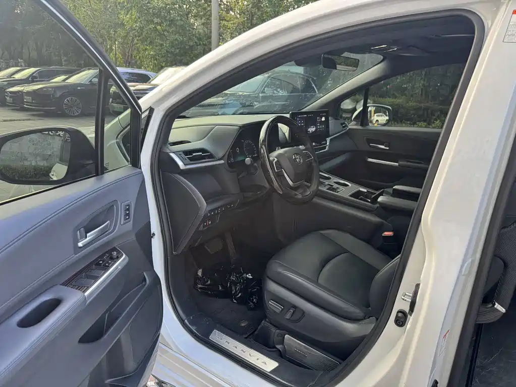 Toyota Granvia — миниатюра 4