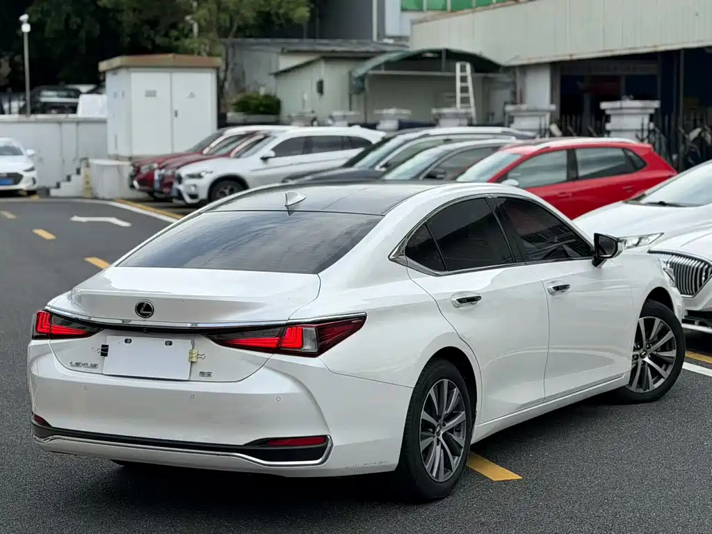 Lexus ES — миниатюра 9