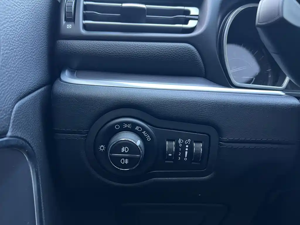 Jeep Grand Commander — миниатюра 16