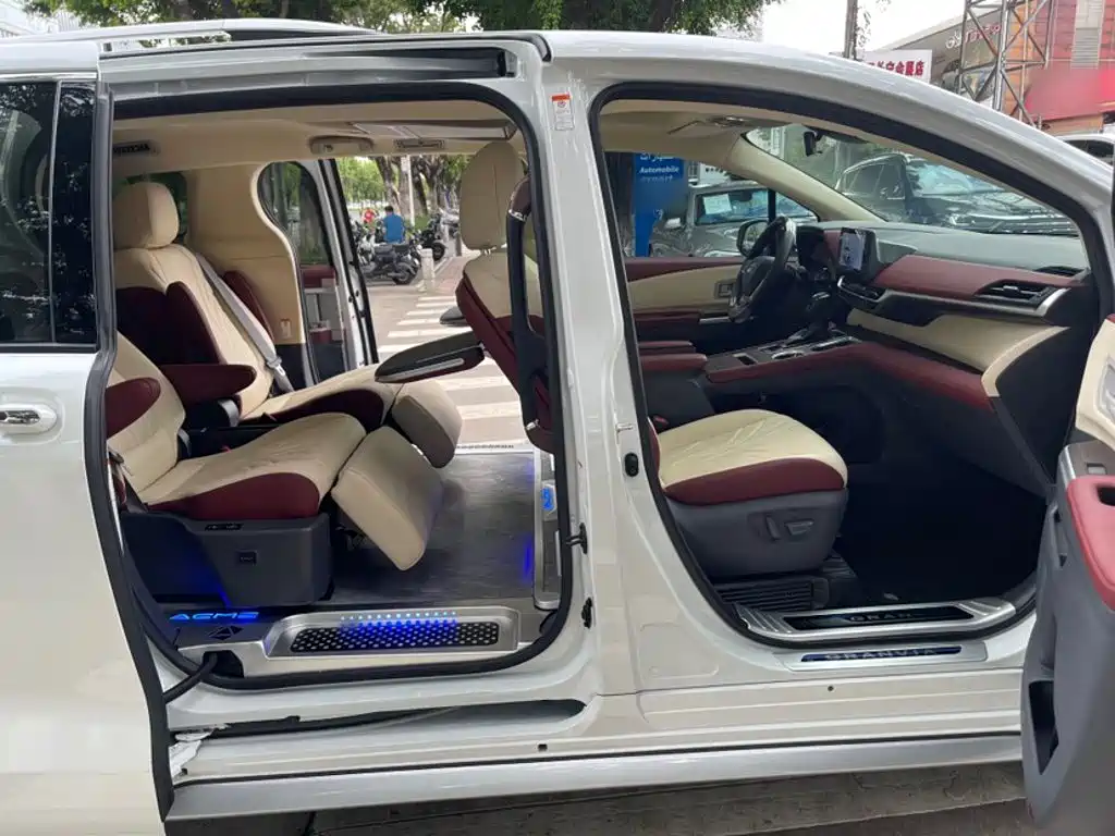 Toyota Granvia — миниатюра 18