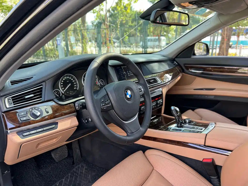 BMW 7 Series — миниатюра 9