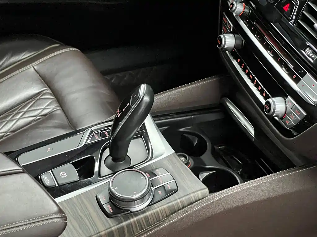 BMW 5 Series — миниатюра 12