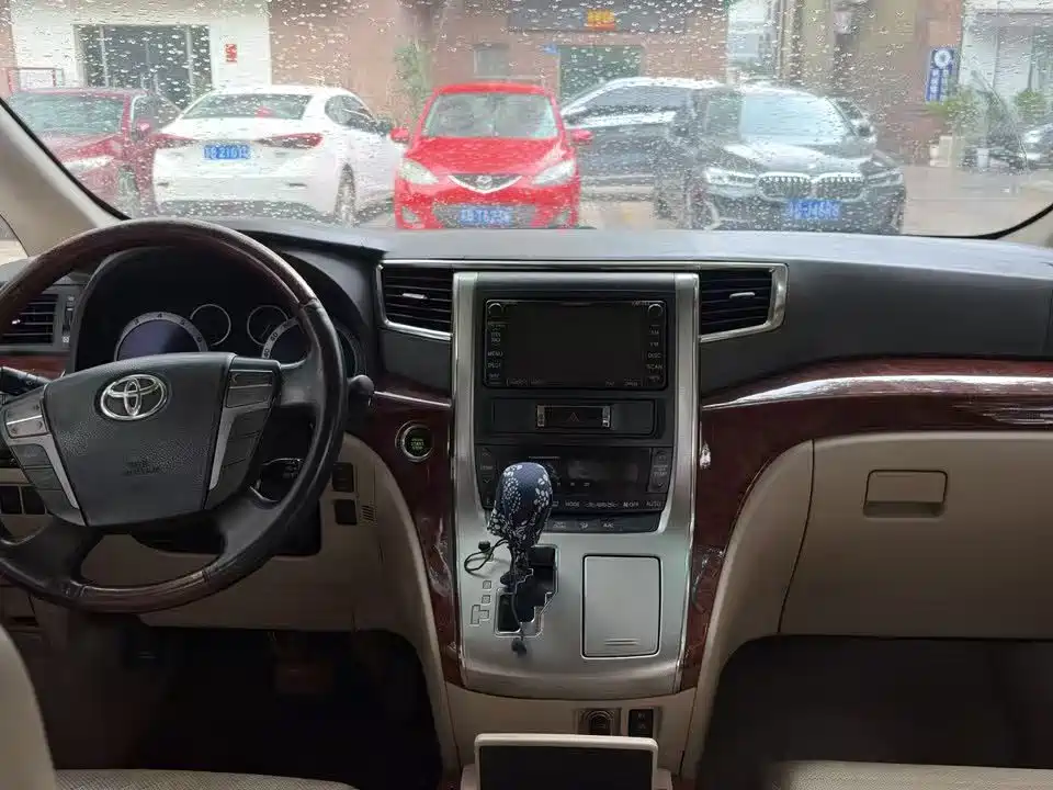 Toyota Alphard — миниатюра 2