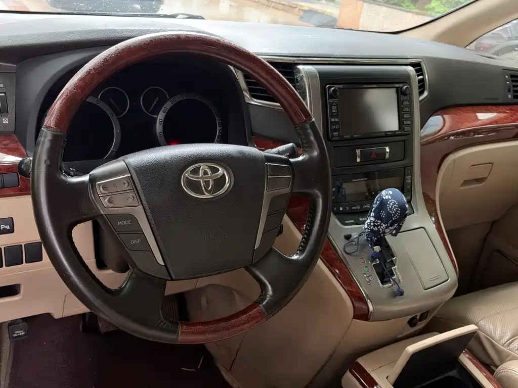 Toyota Alphard — миниатюра 4