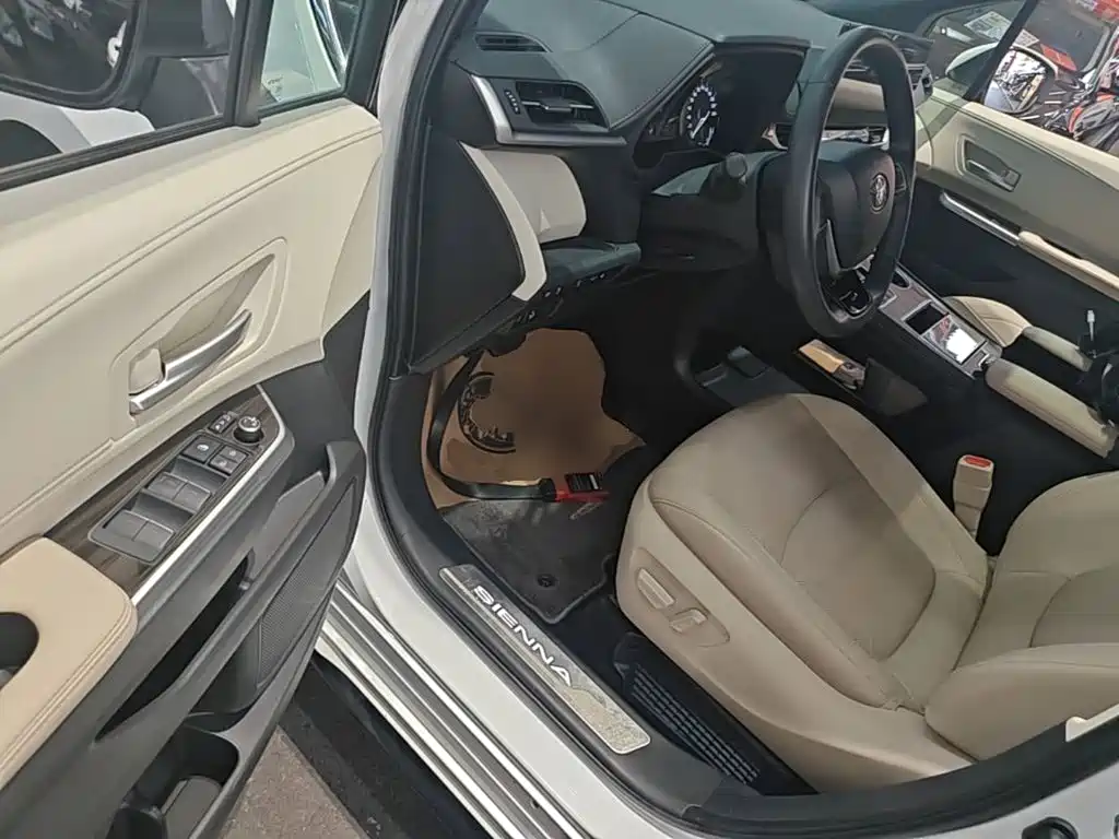Toyota Sienna — миниатюра 16