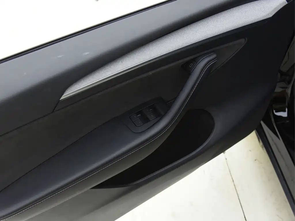 Tesla Model Y — миниатюра 24
