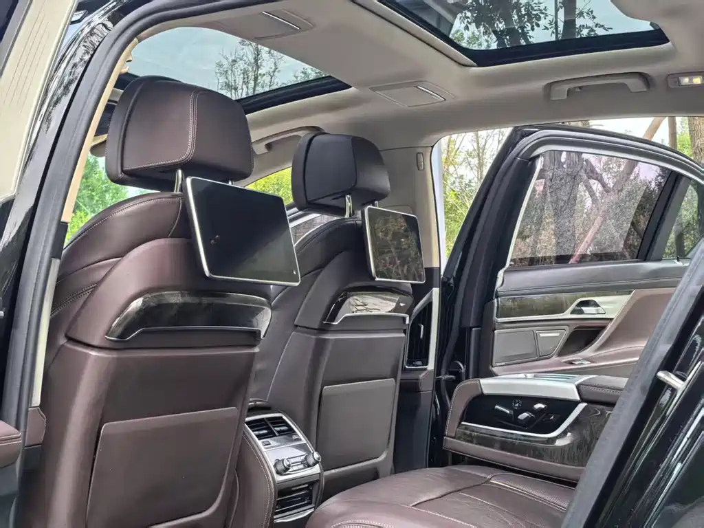 BMW 7 Series — миниатюра 10