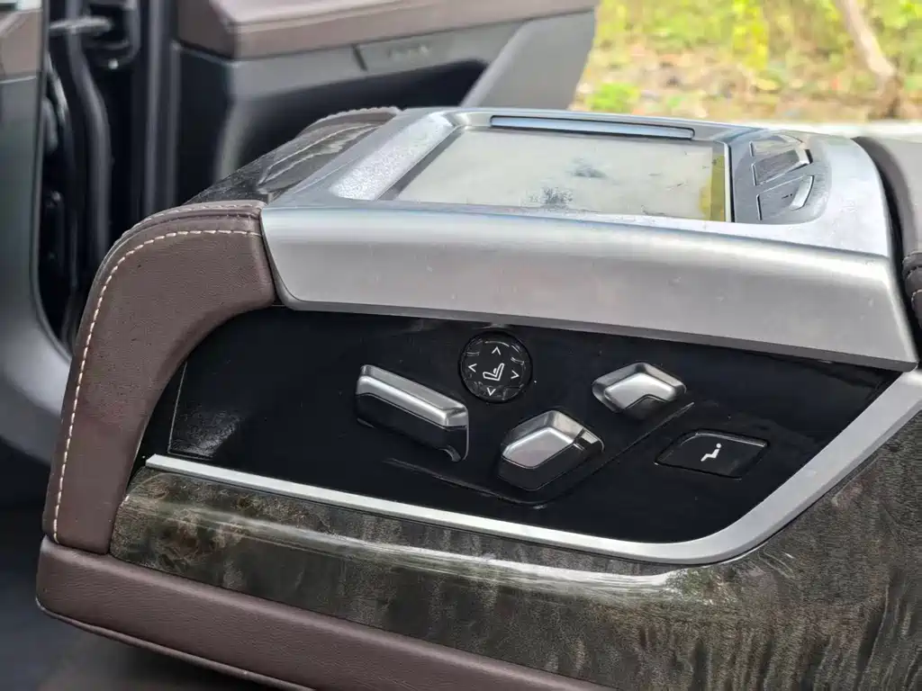 BMW 7 Series — миниатюра 9