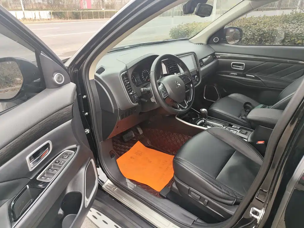 MITSUBISHI OUTLANDER