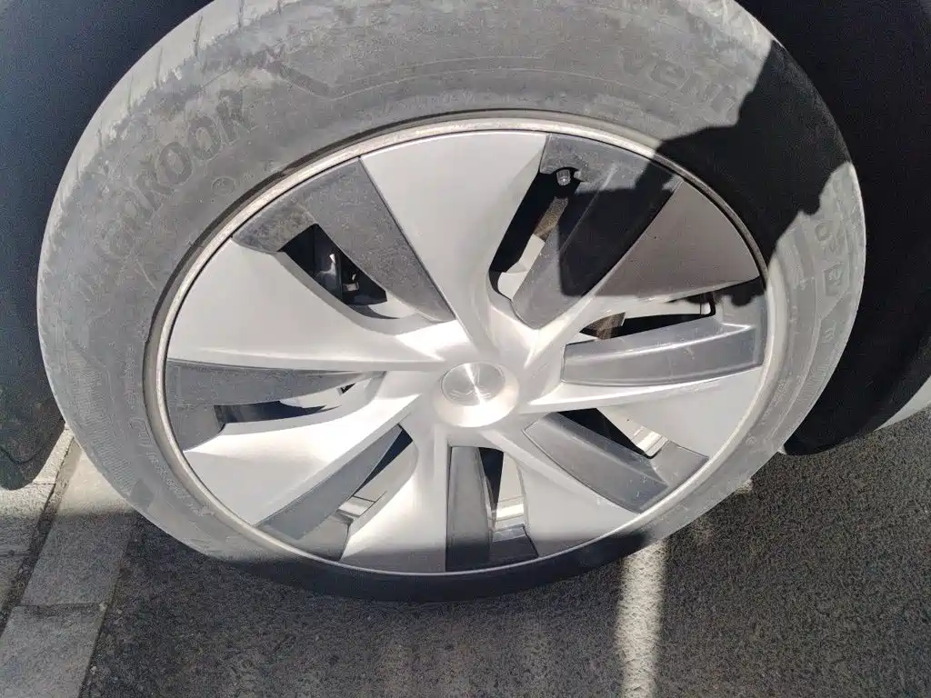 Tesla Model Y — миниатюра 25