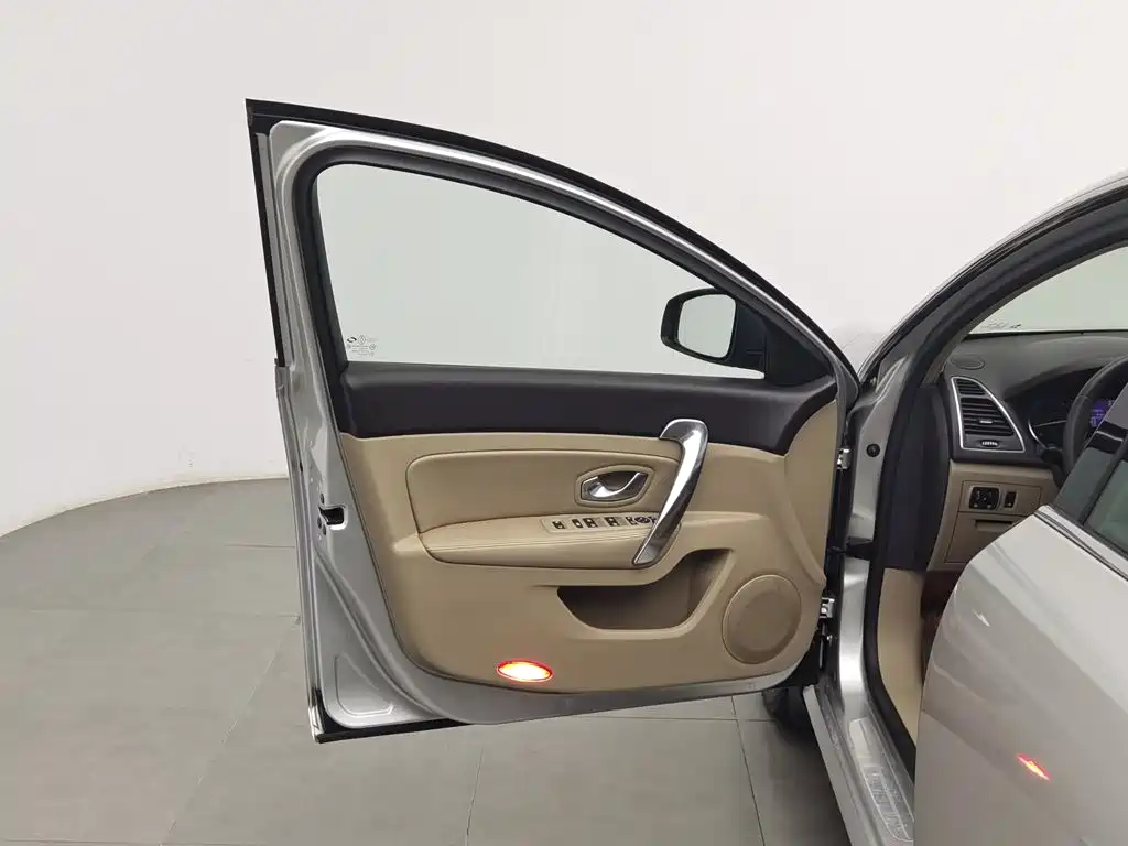 Renault Latitude — миниатюра 8