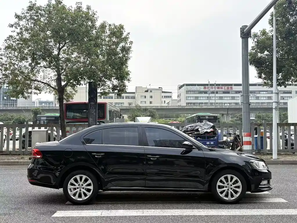 Volkswagen Lavida — миниатюра 3