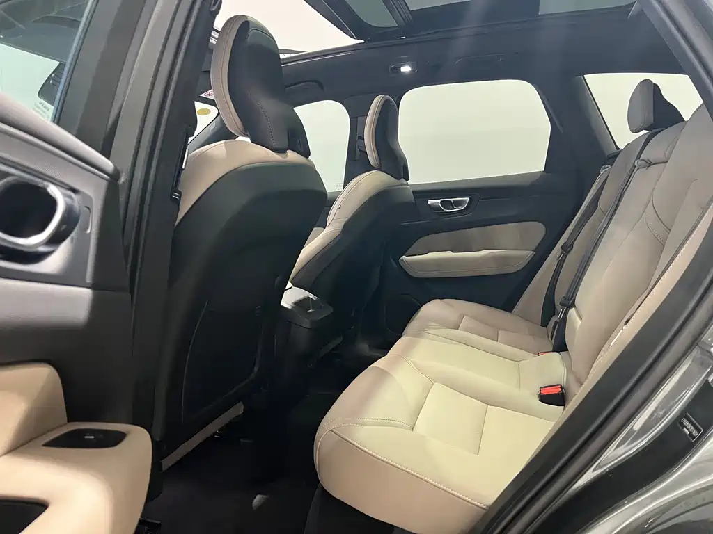 Volvo XC60 2026 B5 Luxury