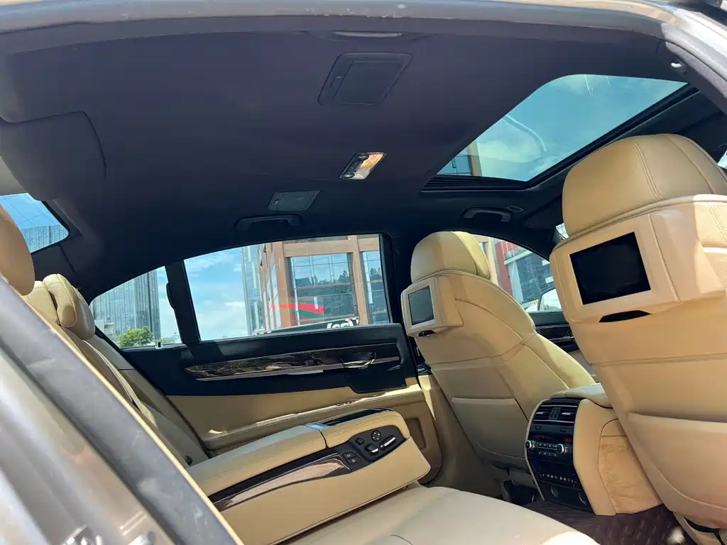 BMW 7 Series — миниатюра 14
