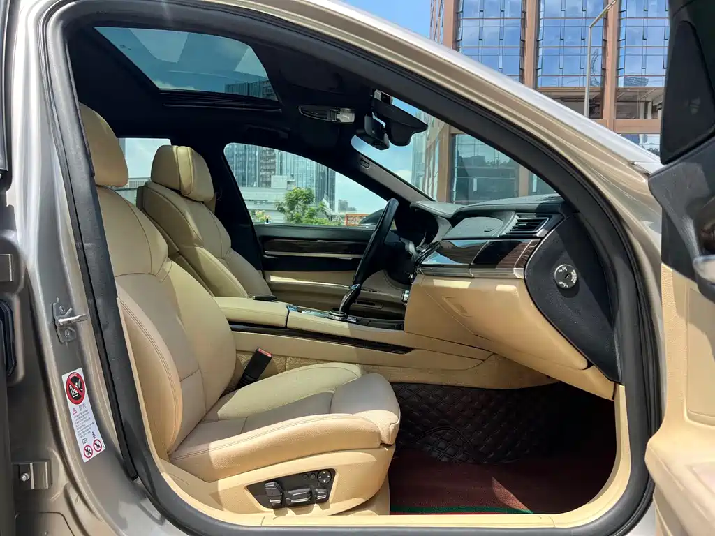 BMW 7 Series — миниатюра 16