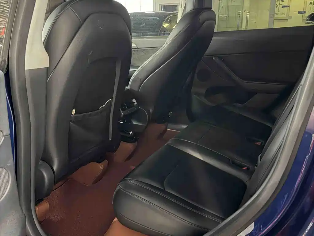 Tesla Model Y — миниатюра 5