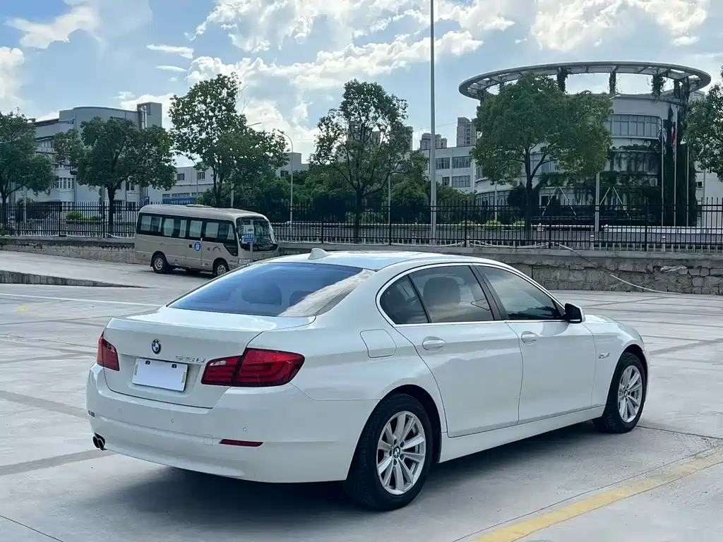 BMW 5 Series — миниатюра 6