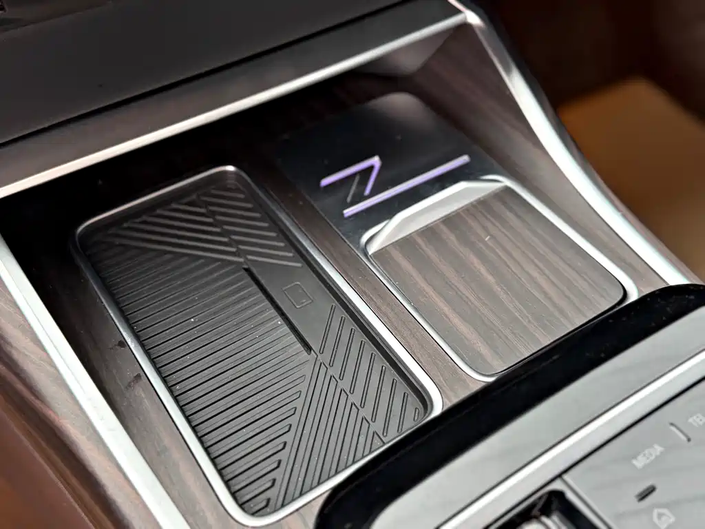 BMW 7 Series — миниатюра 12