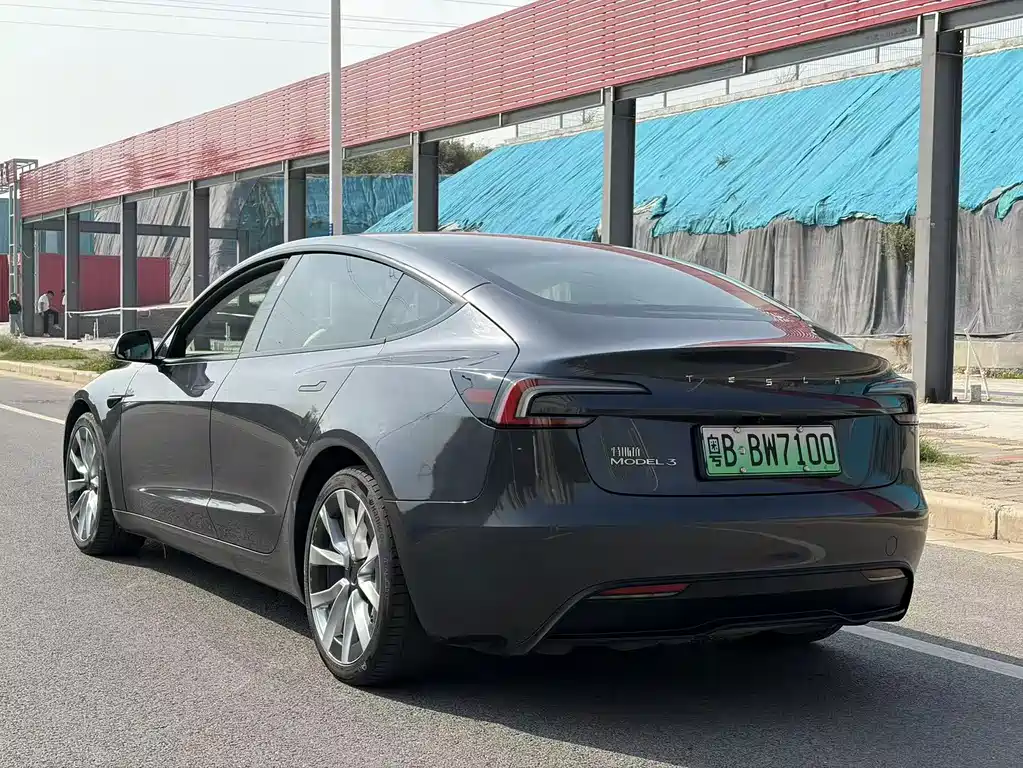 Tesla Model 3 — миниатюра 7