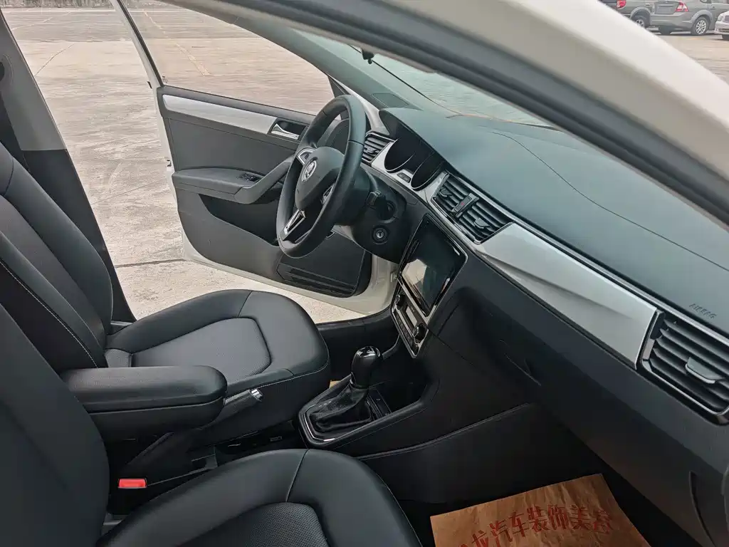 Skoda Rapid — миниатюра 7