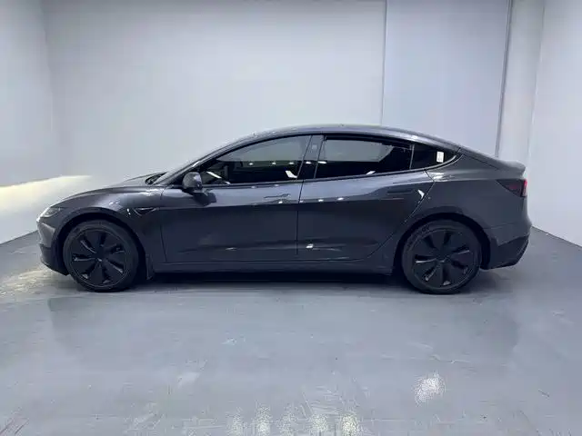 Tesla Model 3 — миниатюра 8