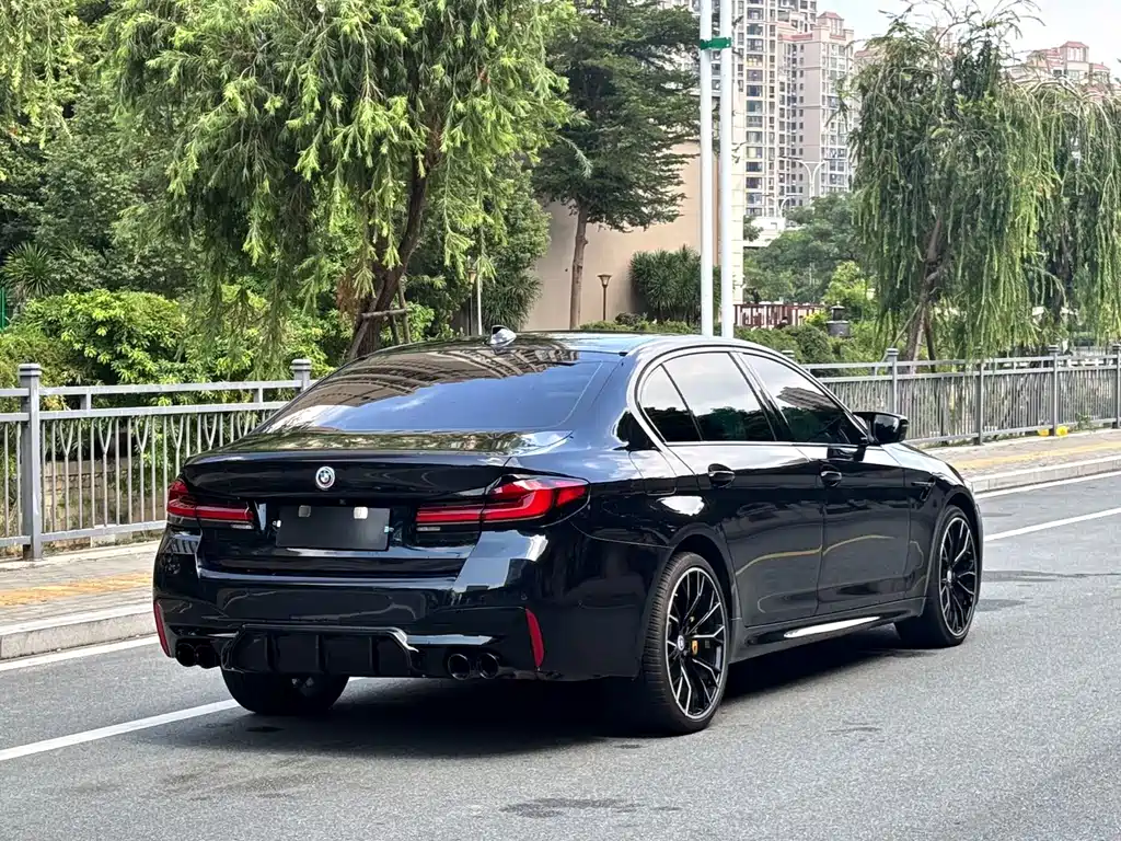 BMW 5 Series — миниатюра 9